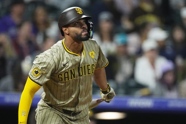 Xander Bogaerts, de los Padres de San Diego, dispara sencillo contra Anthony Molina, de los Rockies de Colorado, en la séptima entrada del juego de béisbol, el miércoles 24 de abril de 2024, en Denver. (AP Foto/David Zalubowski)