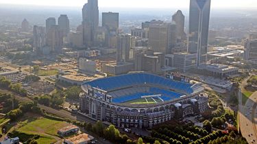 ARCHIVO - En esta fotografía de archivo del 16 de agosto de 2012, el panorama urbano de Charlotte, Carolina del Norte, se alza detrás del estadio Bank of America en esta vista aérea. (Foto AP/Chuck Burton, Archivo)