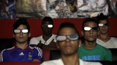 americateve | varias personas miran una pel&iacute;cula en tercera dimensi&oacute;n en un cine privado en La Habana, Cuba, el lunes 28 de octubre de 2013. El s&aacute;bado 2 de noviembre el gobierno orden&oacute; el cierre inmediato de dichas salas. (Foto AP/Franklin R