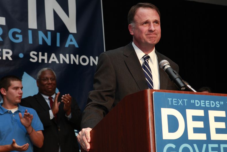 Esta fotograf&iacute;a de archivo del martes 3 de noviembre de 2009 muestra al senador Creigh Deeds dando un discurso despu&eacute;s de que perdi&oacute; ante el republicano Bob McDonnell por la gobernaci&oacute;n de Virginia, en Richmond, Virginia. A la