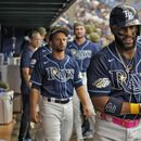 El cubano Yandy Díaz festeja su jonrón de tres carreras ante los Cerveceros de Milwaukee, el sábado 20 de mayo de 2023 (AP Foto/Chris OMeara)