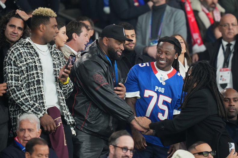 Jugadores de los Saints de Nueva Orleans asistieron al partido de la Liga de Campeoens entre PSG y Barcelona, el martes 20 de octubre de 2026, en París. (AP Foto/Thibault Camus)
