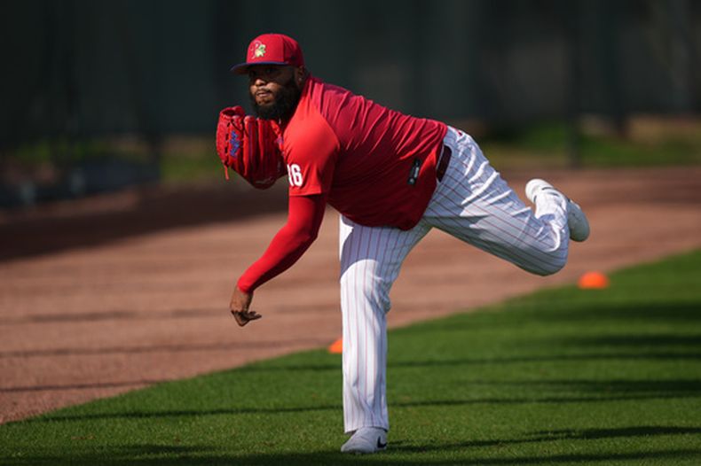 José Alvarado, de los Filis de Filadelfia, trabaja en el campamento de primevera del equipo el lunes 16 de febrero de 2026, en Clearwater, Florida. (AP Foto/Matt Slocum)