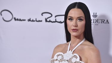 En esta imagen de archivo, Katy Perry llega a la 35ta Annual Colleagues Spring Luncheon and Oscar de la Renta Fashion Show, el 25 de abril de 2024, en el hotel Beverly Wilshire, en Beverly Hills, California. (Foto de Jordan Strauss/Invision/AP, archivo)