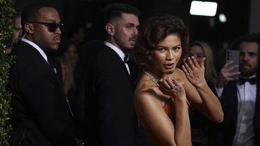 Zendaya llega a la 82ª edición de los Globos de Oro el domingo 5 de enero de 2025 en el Beverly Hilton de Beverly Hills, California. (Foto Jordan Strauss/Invision/AP)