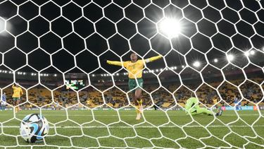 La sudafricana Thembi Kgatlana celebra un gol en propia puerta de la italiana Benedetta Orsi (derecha), durante un partido del Grupo G del Mundial Femenino, en Wellington, Nueva Zelanda, el 2 de agosto de 2023. (AP Foto/Alessandra Tarantino)