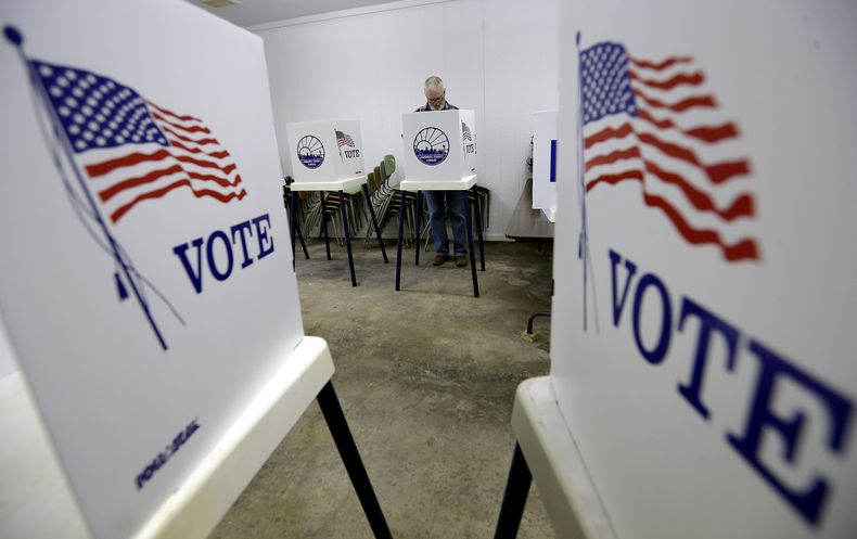 En esta imagen de archivo del 4 de noviembre de 2014, Bow Stanley, de Silver Lake, Kansas, vota en el edificio del cementerio Prairie Home en Topeka, Kansas. Cada vez m&aacute;s usuarios de internet consideran clave las campa&ntilde;as electorales en l&ia