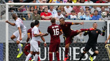 americateve | El jugador del Inter, Nemanja Vidic, izquierda, anota un gol contra la Roma en un amistoso el s&aacute;bado, 2 de agosto de 2014, en Filadelfia. (AP Photo/Rich Schultz)