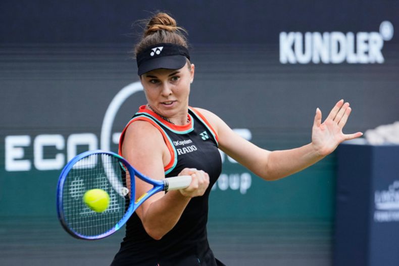 La checa Linda Noskova regresa una bola de la estadounidense Jessica Pegula en la final del Abierto de Berlín el domingo 21 de junio del 2026. (AP Foto/Ebrahim Noroozi)
