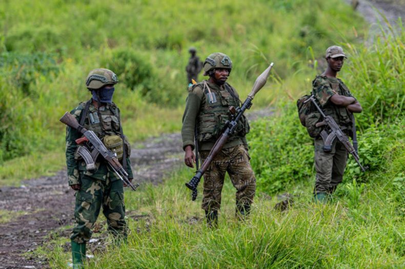 ARCHIVO - Rebeldes del M23 se ven con sus armas en Kibumba, en el este de la República Democrática del Congo, el 23 de diciembre de 2022. (AP Foto/Moses Sawasawa, Archivo)