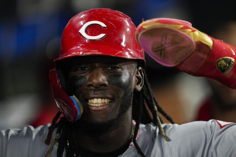 El dominicano Elly de la Cruz, de los Rojos de Cincinnati, festeja tras anotar en un lanzamiento descontrolado de Tyler Glasnow, de los Dodgers de Los Ángeles, el jueves 16 de mayo de 2024 (AP Foto/Ashley Landis)