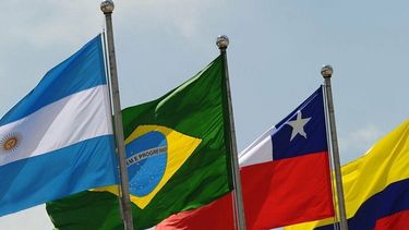 america latina se debate entre las dictaduras y las democracias