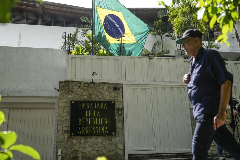 La bandera de Brasil ondea en la embajada de Argentina en Caracas, Venezuela, el jueves 1 de agosto de 2024. (Foto AP/Matías Delacroix)