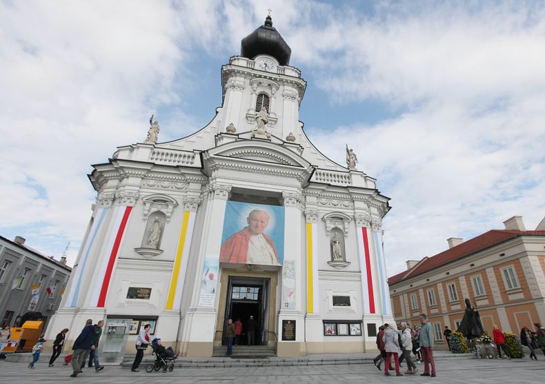 Personas se congregan frente a la bas&iacute;lica donde fue bautizado el papa Juan Pablo II en Watowice, Polonia, el s&aacute;bado, 26 deabril del 2014, en v&iacute;soperas de su canonizaci&oacute;n. (Foto AP/Czarek Sokolowski)
