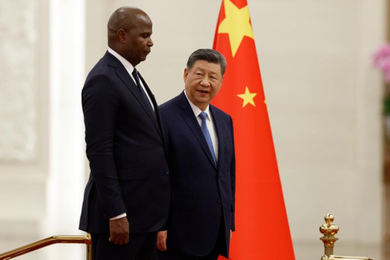 El presidente de China, Xi Jinping (derecha), y el de Mozambique, Daniel Chapo, durante un acto de bienvenida en el Gran Salón del Pueblo, en Beijing, el 21 de abril de 2026. (Haruna Furuhashi/Pool Foto vía AP)
