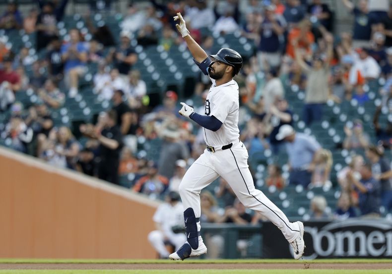 Riley Greene, de los Tigres de Detroit, recorre las bases después de conectar un jonrón contra los Rockies de Colorado durante la primera entrada de un partido de béisbol, el miércoles 11 de septiembre de 2024, en Detroit. (Foto AP/Duane Burleson)