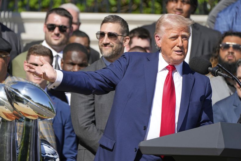 El presidente Donald Trump cuando recibió a los Philadelphia Eagles en la Casa Blanca en Washington el 28 de abril del 2025. (AP foto/Mark Schiefelbein)