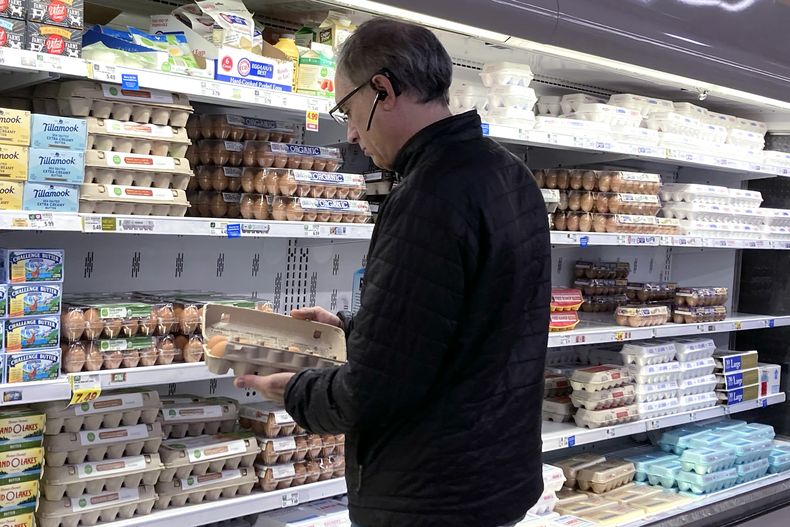 ARCHIVO - Un comprador comprueba huevos antes de adquirirlos en una tienda de alimentación en Glenview, Illinois, el martes 10 de enero de 2023. (AP Foto/Nam Y. Huh, Archivo)