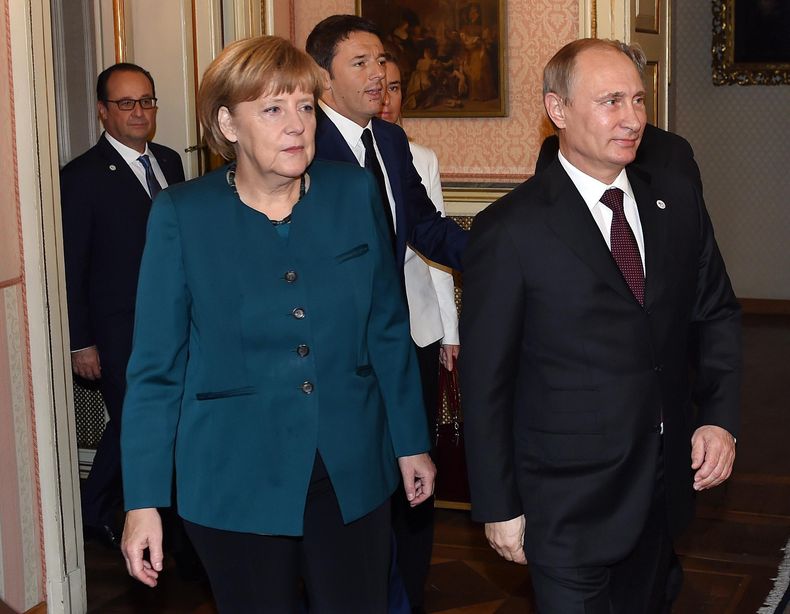 La canciller alemana, Angela Merkel (delante, izquierda), el presidente ruso Vladimir Putin (derecha), el primer ministro de Italia, Matteo Renzi (centro) y el presidente franc&eacute;s Fran&ccedil;ois Hollande a su llegada a una reuni&oacute;n en el marc