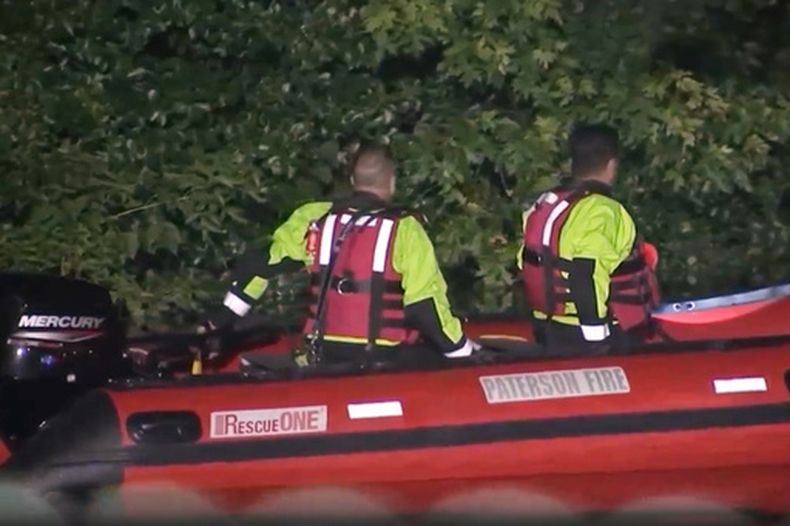 Imagen tomada de video de WABC-TV que muestra a rescatistas en el río Passaic en Nueva Jersey el 29 de julio del 2026. (WABC-TV via AP)
