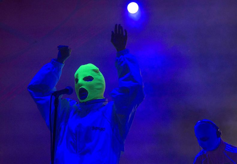 ARCHIVO - Nadya Tolokonnikova, vocalista del grupo punk feminista ruso Pussy Riot, se presenta en el festival Vive Latino en la Ciudad de México el 18 de marzo de 2018. (Foto AP/Christian Palma, archivo)