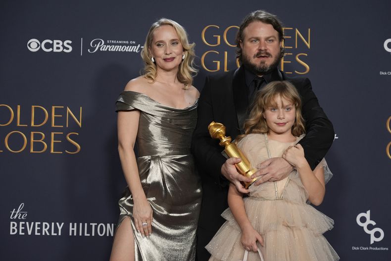 Mona Fastvold, de izquierda a derecha, Ada Corbet y Brady Corbet, ganador del premio al mejor director por The Brutalist, posan en la sala de prensa durante la 82ª edición de los Globos de Oro el domingo 5 de enero de 2025 en el Beverly Hilton en Beverly Hills, California. (Foto AP/Chris Pizzello)