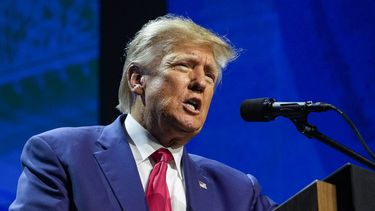 ARCHIVO - El expresidente Donald Trump habla en la convención de la National Rifle Association, Indianapolis, 14 de abril de 2023. Trump planea viajar a Iowa, donde comienzan las primarias republicanas para la misma fecha en la que estará ahí su rival, el gobernador de Florida Ron DeSantis. (AP Foto/Michael Conroy, File)