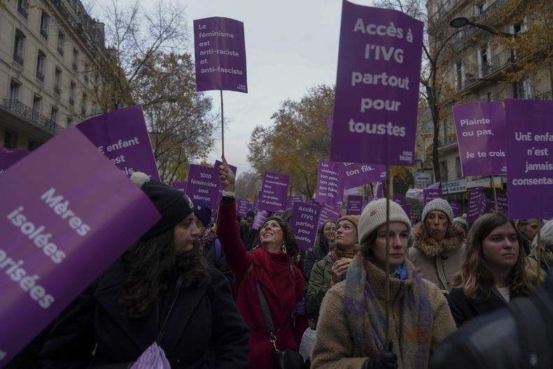 La protesta en ocasión del Día Internacional para la Eliminación de la Violencia contra las Mujeres, en París, el 23 de noviembre del 2024. (AP foto/Thibault Camus)