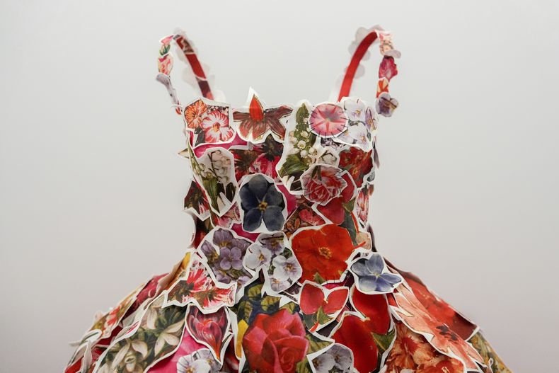 Una pieza de la exposición Sleeping Beauties: Reawakening Fashion inaugurada en la gala del Instituto del Vestido del Museo Metropolitano de Arte el sábado 4 de mayo de 2024, en Nueva York. (Foto AP/Julia Nikhinson)