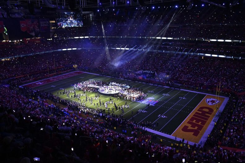 Usher durante su presentación en el espectáculo de medio tiempo del Super Bowl 58 de la NFL entre los 49ers de San Francisco y los Chiefs de Kansas City el domingo 11 de febrero de 2024 en Las Vegas. (Foto AP/David Becker)