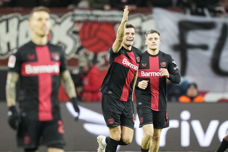 Granit Xhaka del Bayer Leverkusen celebra con sus compañeros tras anotar el primer gol de su equipo en el encuentro ante el Mainz en la Bundesliga el viernes 23 de febrero del 2024. (AP Foto/Martin Meissner)