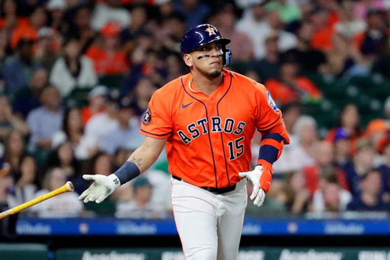 Isaac Paredes, bateador designado de los Astros de Houston, arroja el bate mientras observa un elevado de sacrificio durante la tercera entrada del juego de béisbol de Grandes Ligas contra los Atléticos, el viernes 5 de junio de 2026, en Houston. (AP Foto/Michael Wyke)