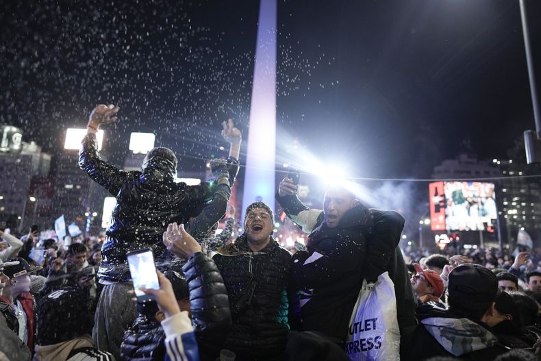 Aficionados de Argentina celebran en el Obelisco después de que su equipo derrotó a Colombia en la final de la Copa América en Buenos Aires, Argentina, el lunes 15 de julio de 2024. (AP Foto/Rodrigo Abd)