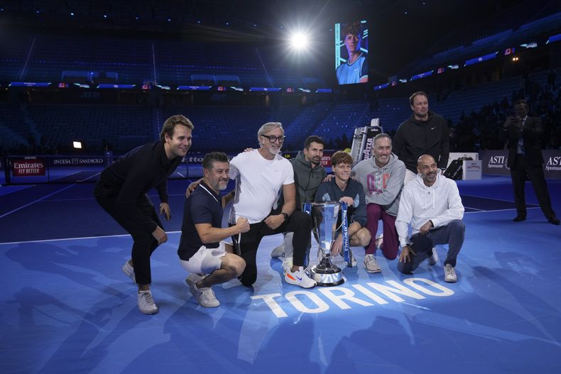 El italiano Jannik Sinner posa con su equipo tras ganar las Finales de la ATP al vencer al estadounidense Taylor Fritz el domingo 17 de noviembre del 2024. (AP Foto/Antonio Calanni)