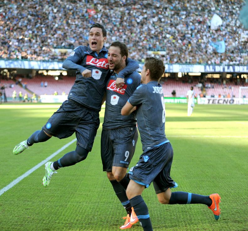 El jugador del Napoli, Gonzalo Higua&iacute;n, centro, festeja con compa&ntilde;eros tras marcar un gol contra la Roma en la Serie A el s&aacute;bado, 1 de noviembre de 2014, en N&aacute;poles. (AP Photo/Gennaro Giorgio)