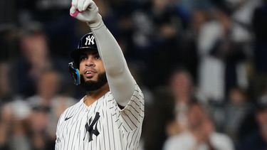 Luis García Jr. saluda al cruzar el plato tras conectar un jonrón para los Yankees de Nueva York en el cuarto inning del segundo juego contra los Medias Rojas de Boston en la serie de comodines de la Liga Americana, el miércoles 30 de septiembre de 2026, en Nueva York. (AP Foto/Yuki Iwamura)