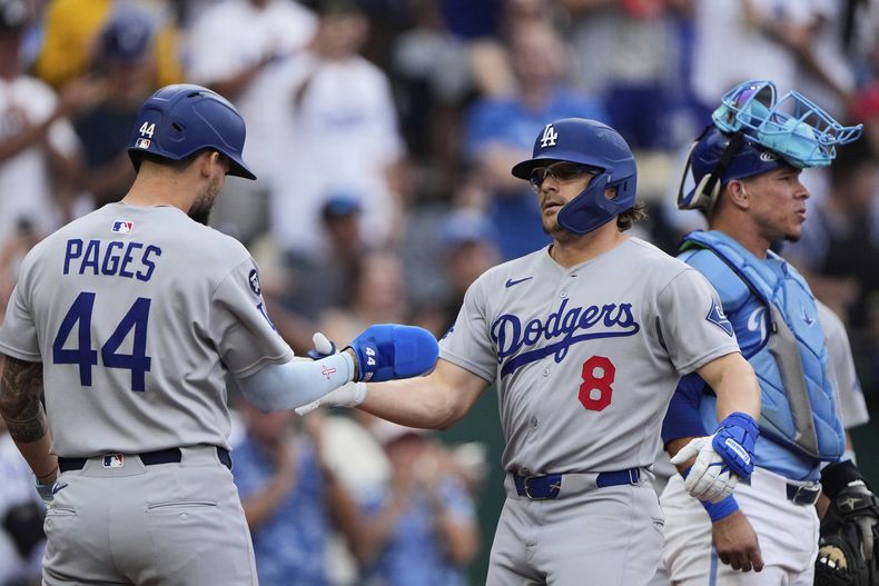 Kiké Hernández (8) celebra con Andy Pagés (44) después de batear un cuadrangular de dos carreras durante la segunda entrada del juego de béisbol de Grandes Ligas frente a los Reales de Kansas City, el domingo 29 de junio de 2025, en Kansas City, Missouri. (AP Foto/Charlie Riedel)