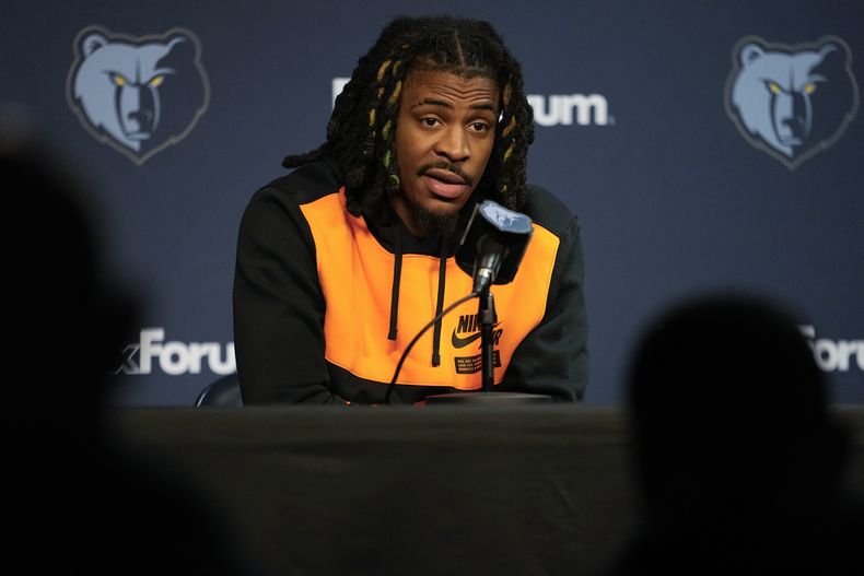 El base de los Grizzlies de Memphis Ja Morant responde a preguntas durante la conferencia de prensa tras la sesión de práctica con el equipo el viernes 15 de diciembre del 2023, Morant podría debutar el martes tras cumplir su suspensión. (AP Foto/George Walker IV)