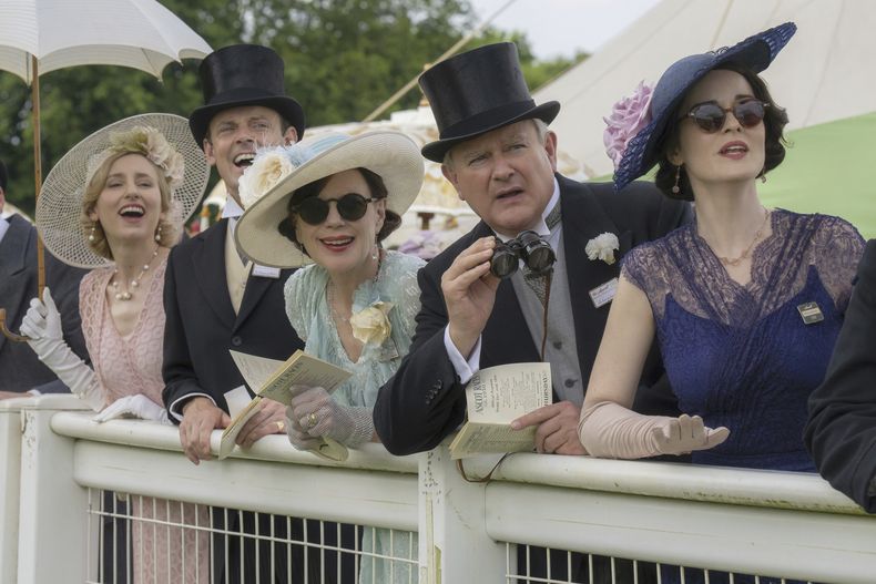 Esta imagen publicada por Focus Features muestra a Laura Carmichael, de izquierda a derecha, Harry Hadden-Paton, Elizabeth McGovern, Hugh Bonneville y Michelle Dockery en una escena de Downton Abbey: The Grand Finale. (Focus Feature via AP)