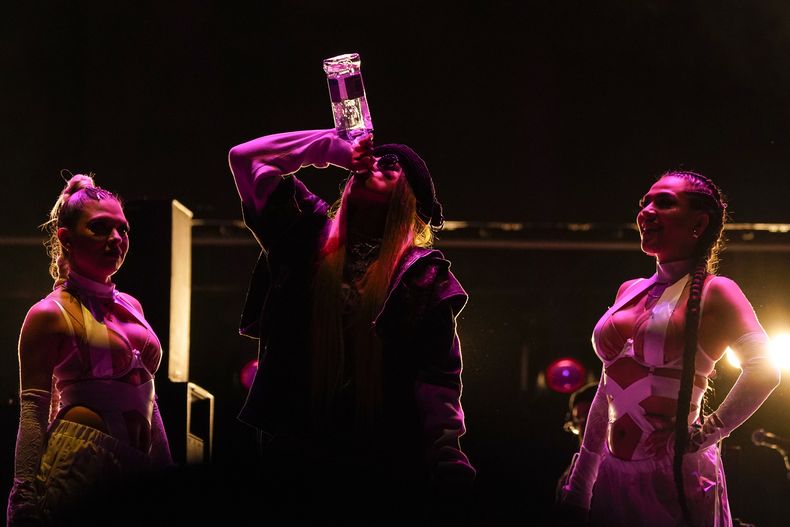 La rapera de origen mexicano Snow Tha Product durante su concierto en el Coca-Cola Flow Fest en la Ciudad de México el sábado 23 de noviembre de 2024. (Foto AP/Félix Márquez)