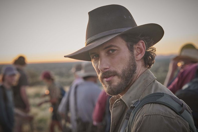 En esta imagen proporcionada por Prime Video, Sebastián Zurita en una escena de The Lost Flowers of Alice Hart. (Prime Video vía AP)