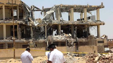 americateve | Polic&iacute;as investigan en el sitio donde ocurri&oacute; una explosion en el vecindario 6 de Octubre, un suburbio al sur de El Cairo, el s&aacute;bado 28 de junio de 2014. Una bomba casera colocada en la obra en construcci&oacute;n del gobierno y mat&o