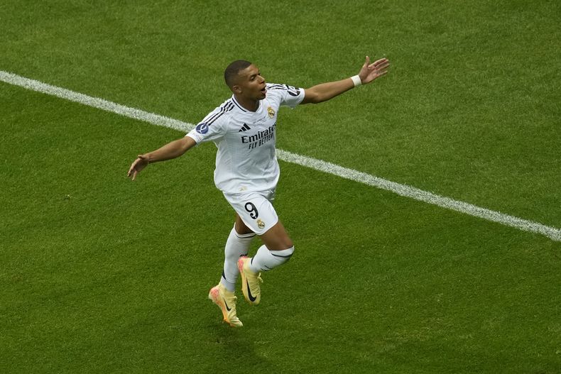 ARCHIVO - El francés Kylian Mbappé, del Real Madrid, festeja tras anotar por el Real Madrid ante el Atalanta en la final de la Supercopa de la UEFA, el 14 de agosto de 2024, en Varsovia (AP Foto/Darko Vojinovic, archivo)