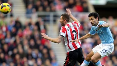 americateve | El jugador de Manchester City Jes&uacute;s Navas, der., disputa la pelota con su rival de Sunderland Phil Bardsley en un encuentro de la Liga Inglesa en Sunderland el 11 de noviembre del 2013 (AP Foto/Scott Heppell)