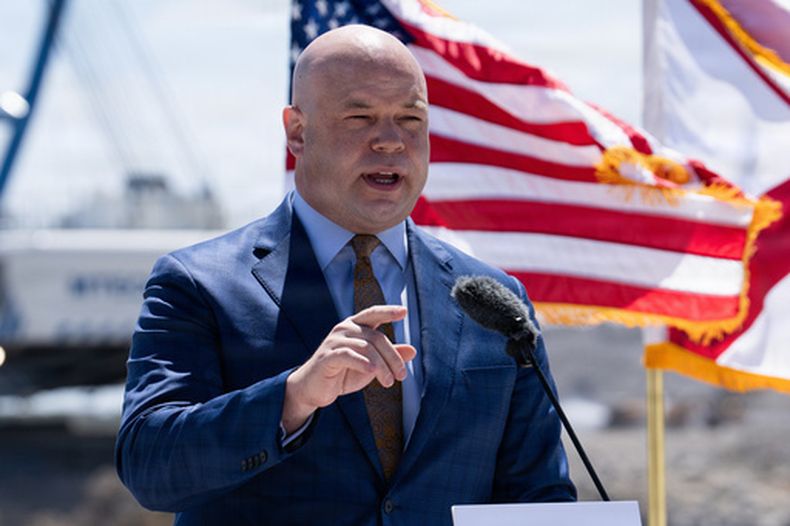 En esta imagen difundida por el Cuerpo de Ingenieros del Ejército de Estados Unidos, el subsecretario del Ejército para Labores Civiles, Adam Telle, realiza un anuncio el 13 de abril de 2026, en South Bay, Florida. (Brigida I. Sanchez/Cuerpo de Ingenieros del Ejército de Estados Unidos vía AP)