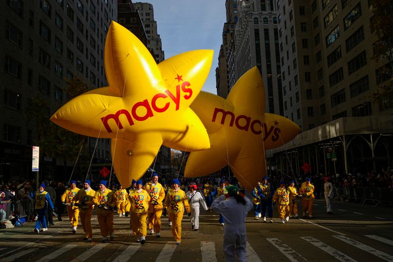 Manipuladores guían los globos de Macys por la Sexta Avenida durante el Desfile del Día de Acción de Gracias de Macys, el jueves 27 de noviembre de 2025, en Nueva York. (Foto AP/Eduardo Munoz Alvarez)