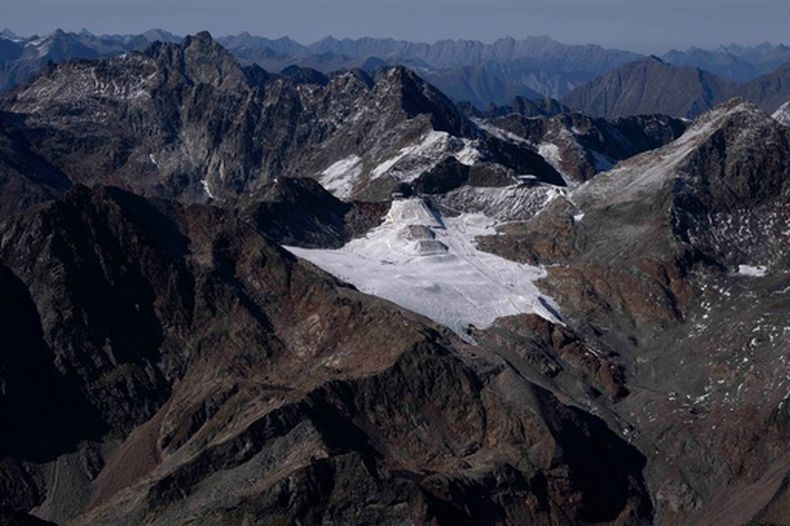 ARCHIVO - El glaciar Gaisskarferner es visible cerca de Innsbruck, Austria, el lunes 25 de septiembre de 2023. (Foto AP/Matthias Schrader, archivo)