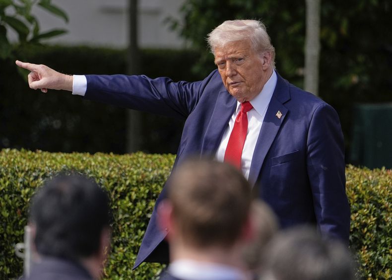 El presidente Donald Trump hace un gesto a la audiencia mientras se marcha tras dar la bienvenida a los campeones nacionales de fútbol americano universitario de 2025, el equipo de fútbol americano de la Universidad Estatal de Ohio, durante un acto en el jardín sur de la Casa Blanca, el lunes 14 de abril de 2025, en Washington. (AP foto/Manuel Balce Ceneta)