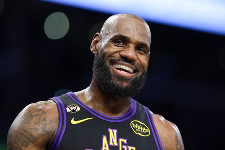 ARCHIVO - LeBron James durante el partido de sus Lakers de Los Ángeles contra los Suns de Phoenix, el viernes 10 de abril de 2026, en Los Ángeles. (AP Foto/Jessie Alcheh)