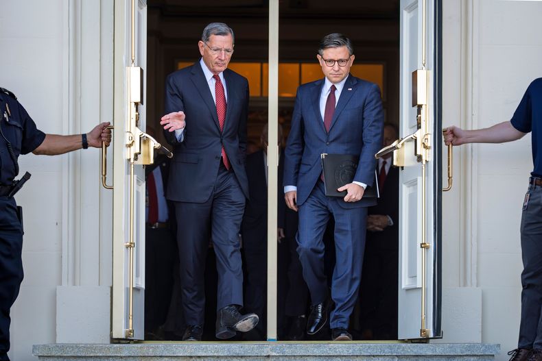 El senador republicano John Barrasso, jefe de la bancada republicana en el Senado, y el presidente de la Cámara de Representantes, el republicano Mike Johnson, llegan a una conferencia de prensa sobre el cierre de gobierno, el 1 de octubre de 2025, en Washington. (AP Foto/J. Scott Applewhite, Archivo)